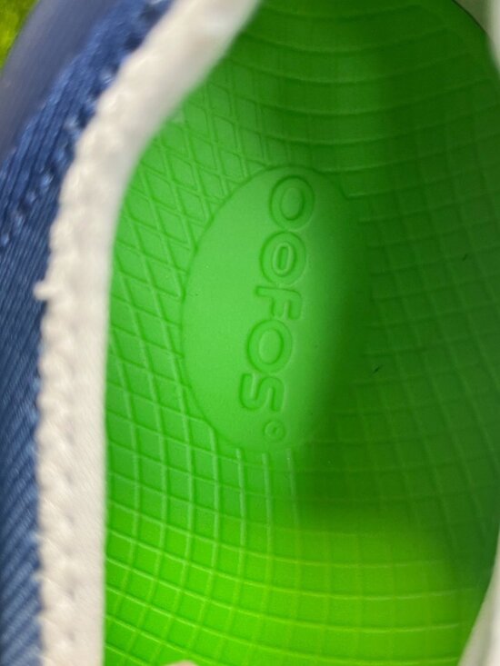 OOFOS OOmg Low Mens Size 10.5 White Blue Athletic Walking Slip-On Shoes Sneakers main image 5